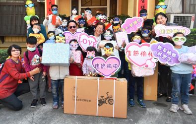 彰化縣政府舉辦「與縣長媽媽有約─歲末圍爐」活動，邀請縣府監護的孩子，共同感受年節團聚的溫馨氣氛。（彰化縣政府提供）