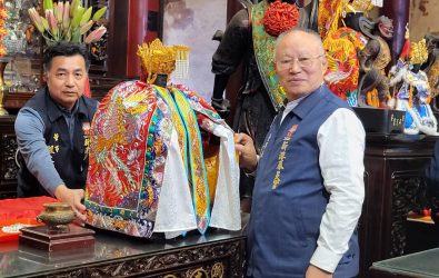 ▲新港奉天宮開台媽祖四年一度換新衣，準備迎接十八庄遶境。(圖／記者邱嘉琪攝)