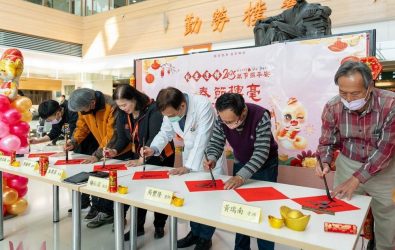 嘉義長庚醫院長楊仁宗與吳豐隆、黃瑞南、李錫明、陳昱叡等四位書法名家一同揮毫。(圖/嘉義長庚醫院提供)