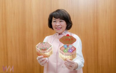黃敏惠市長快樂的展示今年的紅包。（圖/嘉義市政府提供）