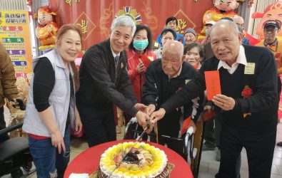 中彰榮家舉辦「春節聯歡餐敘暨摸彩迎新春」活動．為長輩們送上滿滿的祝福與溫情。（記者陳雅芳攝）