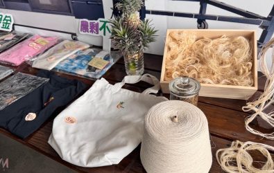 鳳梨纖維後製紡織品展示。（圖／記者蘇榮泉攝）