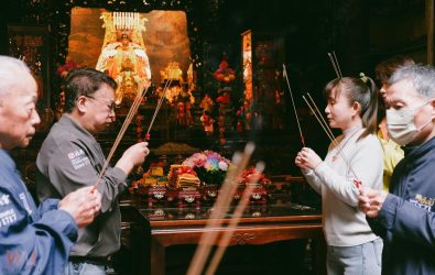 西螺福興宮今依循古禮，舉行隆重的送神儀式，包括送神封籤、謝太歲與收筊等。（圖／記者蘇榮泉攝）