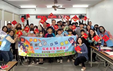 雲林縣警察局邀請雲彩安親學園及沐馨服務協會的學員參與，透過書法揮毫弘揚傳統文化，傳遞滿滿的新春祝福與溫暖。（圖／記者蘇榮泉攝）