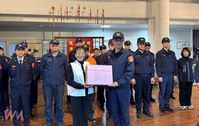 副縣長謝淑亞於20日晚9點親自蒞臨斗南警察分局，向執勤人員表達慰問並致贈慰問品。（圖／記者蘇榮泉翻攝）