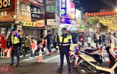 西螺福興宮周邊湧入大量觀光人潮，西螺分局全面加強轄區內交通疏導，並呼籲駕駛人遵守交通規則，共同維護道路秩序。（圖／記者蘇榮泉翻攝）