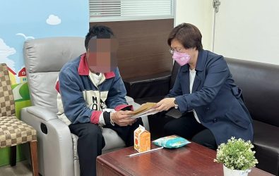 彰化市住宅火警釀2死2命危，彰化縣長王惠美前往秀傳醫院慰問火警傷者。（記者陳雅芳攝）