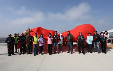 為了結合地方文化特色與提升在地的藝術氛圍，第四河川分署於海堤上設置《海牛娶親》公共藝術作品，舉行作品導覽暨揭幕儀式。（第四河川分署提供）