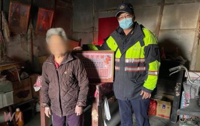 崙背分駐所特別關懷一名曾發生路倒事件的獨居婦人廖女，親自將救濟物資送至其家中。（圖／記者蘇榮泉翻攝）