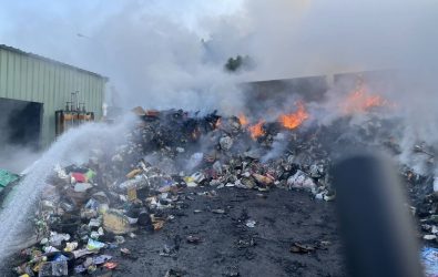 芬園鄉公所資源回收場驚傳爆炸火災，現場火勢猛烈，濃煙四起。（消防局提供）