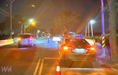 警方在深夜迅速抵達現場，妥善處置車禍並排除事故車輛，避免二次車禍發生。（圖／記者蘇榮泉翻攝）