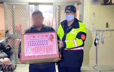 和心派出所執勤中細心紀錄弱勢家庭與獨居長者的需求，並依此名冊逐一發放物資，確保每個需要幫助的家庭在新年前感受到社會的關懷。（圖／記者蘇榮泉翻攝）