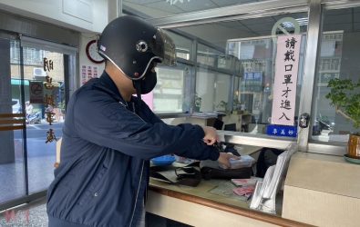 演練模擬1名歹徒持槍進入農會，威脅職員交出現金。（圖／記者蘇榮泉翻攝）