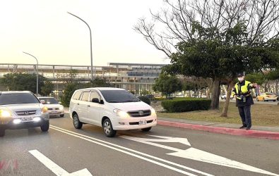 為確保高鐵雲林站區周邊交通順暢，虎尾警分局已加派警力於站外執勤，專責疏導接送車流，協助旅客快速返家。（圖／記者蘇榮泉翻攝）