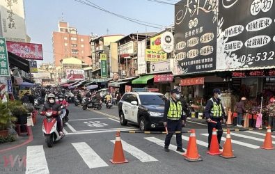 斗六市公所從1月26日至28日，在西市場周邊雲林路段規劃「年貨大街」，吸引大量人潮湧入。（圖／記者蘇榮泉翻攝）