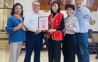 華山基金會（中）感謝洪崇文董事長賢伉儷（右）及林銘賢董事長賢伉儷（左）。（圖/記者陳惲朋翻攝）