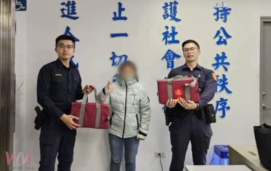 公司負責人火速趕往派出所領回年菜，並當場向警方致謝。（圖／記者蘇榮泉翻攝）