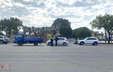 兩輛自小客車十字路口發生碰撞事故，導致內側快車道車輛滯留，致使西往東方向車流回堵。（圖／記者蘇榮泉翻攝）