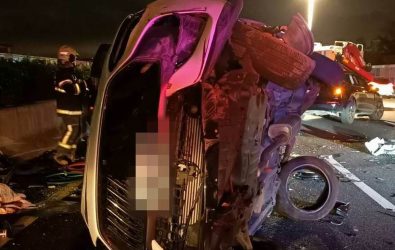 小年夜前夕，國道1號彰化北上路段深夜11點多發生重大車禍，共有4輛大小車輛撞成一團，猛烈撞擊造成車體嚴重毀損。（消防局提供）