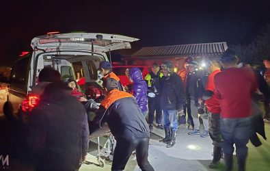 酷寒夜晚救人任務不能延誤，85歲迷途老翁果園中平安獲救。（圖／記者蘇榮泉翻攝）