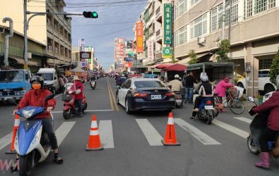 市場周邊因人潮洶湧加上車輛湧入，導致嚴重交通壅塞。（圖／記者蘇榮泉翻攝）