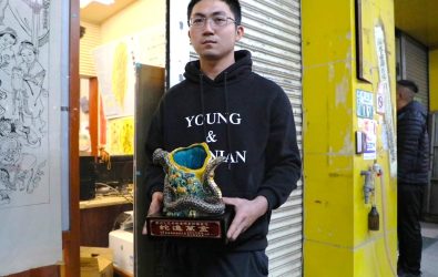 楊信旗搶得頭香，喜得新港交趾陶大師林洸沂的蛇年作品「蛇進萬金」。(圖／嘉縣府提供)