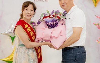 蔡嘉峯董事長（右）夫人榮贋模範母親。（圖/記者陳惲朋翻攝）