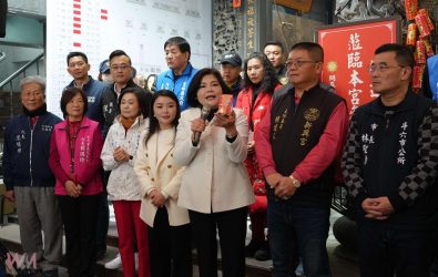 縣長張麗善走訪縣內9個鄉鎮市廟宇參拜祈福，向鄉親發放福袋並送上新春祝福。（圖／記者蘇榮泉攝）
