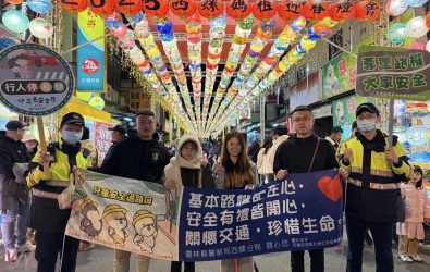 西螺福興宮舉辦盛大的迎新春活動，包括守歲晚會、踩街、開廟門儀式等，吸引大批民眾共襄盛舉。（圖／記者蘇榮泉攝）