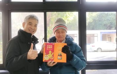 中彰榮家主任呂德義在領值勤幹部，逐一走訪每棟樓房，向住民長輩們拜年問安，讓長者們感受到濃濃的家的溫暖和尊重。（記者陳雅芳攝）