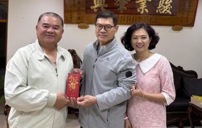 蔡忻樺顧問（右）與其先生到北回培英文教協會捐款，林銘賢理事長（左）代表接受。（圖/記者陳惲朋翻攝）