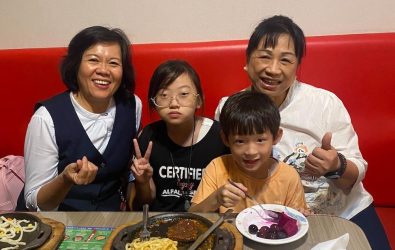 曾美蕳副組長（左）與林銘賢理事長夫人余芳珠女士（右）訪視。（圖/記者陳惲朋翻攝）