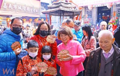 黃敏惠市長到城隍廟發送小紅包送上新春祝福 。（圖/嘉義市政府提供）