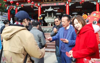 翁章梁縣長偕其夫人在大年初一走春宮廟發紅包，祈求嘉義縣發展順利。（圖/嘉義縣政府提供）