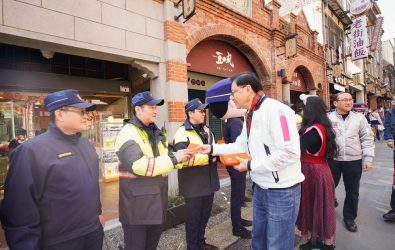 1140130-211-張善政慰勞春節執勤員警。