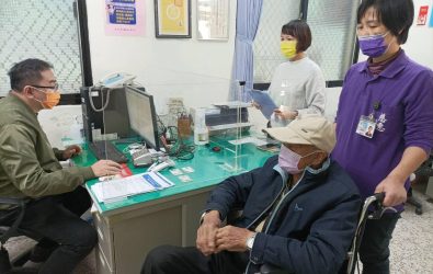中彰榮家為確保住民在春節期間的健康需求，大年初三特別加開門診，提供診療與藥物供應，讓長輩安心過好年。（記者張溎壕攝）