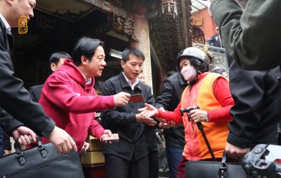 賴清德總統親自發放福袋，吸引了不少信徒和民眾前來一同慶祝新春。（圖 鹿港天后宮提供）