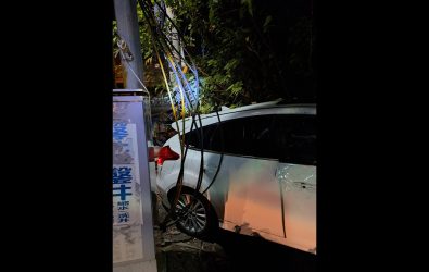 彰化縣秀水鄉發生一起酒駕事故，兩名男子駕駛自小客車撞上電桿，造成752戶居民停電。（民眾提供）