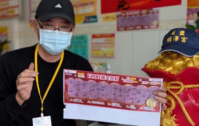 祥富彩券行陳姓彩券銷售代理人過年前將聚寶盆帶去埔鹽順澤宮過火加持，越南籍移幸運刮中1200萬元。（記者陳雅芳攝）