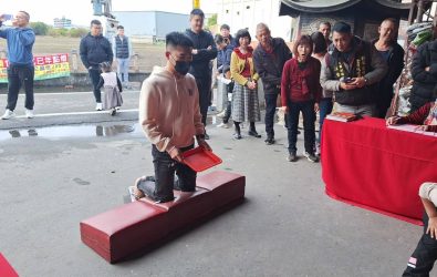花壇鄉金盾城隍廟舉辦「博杯大賽」吸引大批信眾參與，大學四年級的陳宏彥，連續擲出6個聖杯，勇奪冠軍。（民眾提供）