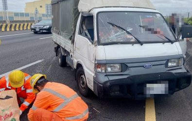 國道1號198公里彰化南下路段發生二輛小貨車追撞車禍，造成2人受傷。（民眾提供）