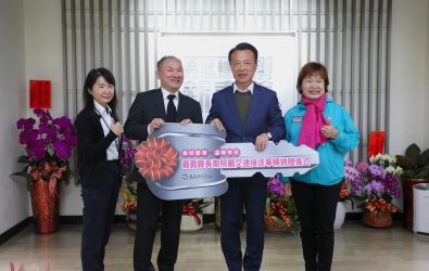 亞德客有美公益慈善基金會到嘉義縣濟助弱勢家庭。（圖/嘉義縣政府提供）
