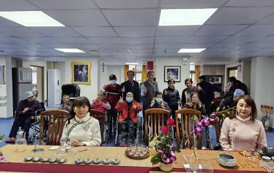 彰化榮家為長輩們舉辦一場「立春茶道饗宴」，讓這群優雅的婆婆們在茶香中，細細品味歲月的美好。（記者陳雅芳攝）