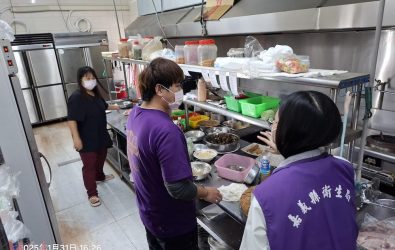 嘉義縣政府派員前往商家稽查。（圖/嘉義縣政府提供）