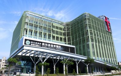 員林基督教醫院泌尿科醫師林柏翰，提醒民眾血尿可能是膀胱癌的警訊，應及早檢查，早期診斷對降低癌症擴散風險至關重要。（員基提供）
