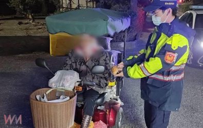 員警林宗佑先護送85歲老婦至派出所休息，並貼心提供麵包與飲水，讓她補充體力。（圖／記者蘇榮泉翻攝）