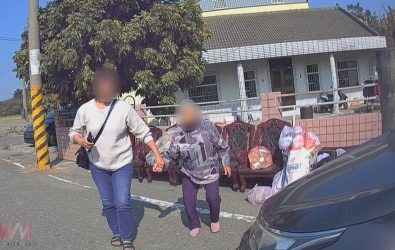 警方親自護送9旬失智婦返家。並進一步提醒家屬應加強照顧，避免讓黃婦再度獨自外出。（圖／記者蘇榮泉翻攝）