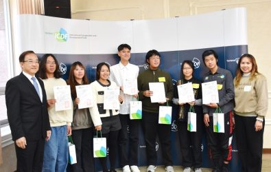 國合會李志宏副秘書長與嘉大7位海外實習學生合影。(圖／嘉大提供)