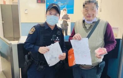 高鐵警細心協助尋獲老翁失金，老翁再三感謝。（圖/高鐵嘉義站提供）