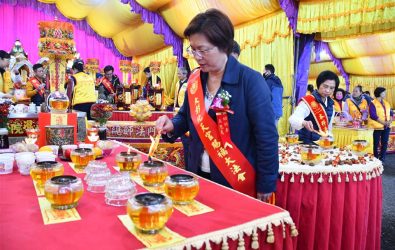 彰化縣政府與中華玄門總會共同辦理大彰化地區天官賜福陰陽兩利大法會，縣長王惠美恭迎聖駕，祈求國泰民安、各行各業好發展。（記者陳雅芳攝）